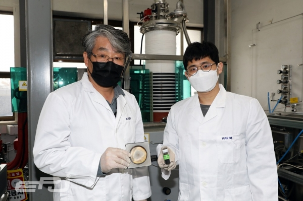 박환서 원자력연구원 고방사성폐기물처리연구실장(왼쪽)과 이기락 선임연구원(오른쪽)이 탄화붕소 중성자흡수체 시제품을 들고 있다.