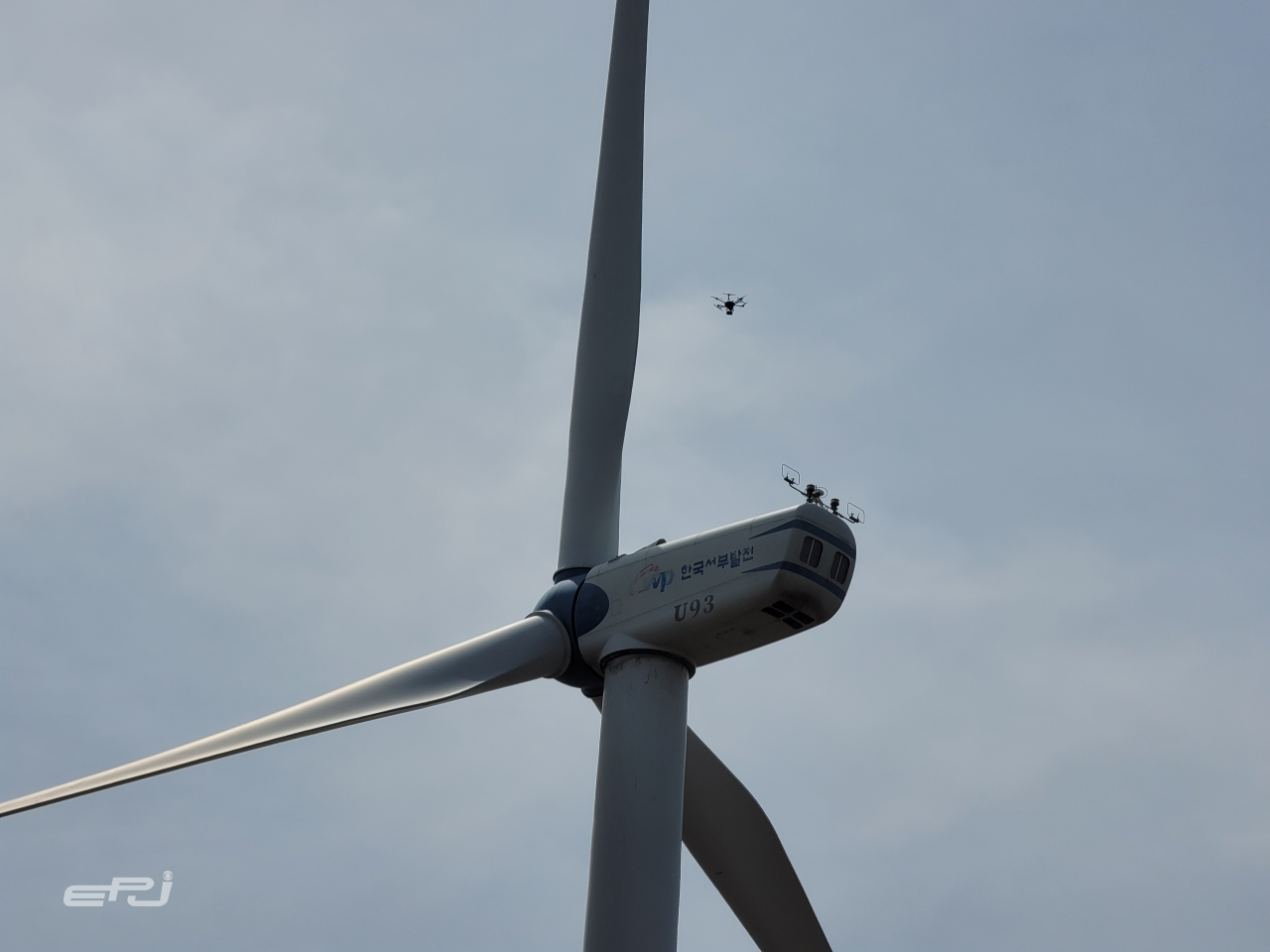 자율비행 드론을 활용해 풍력발전시스템을 점검하는 모습