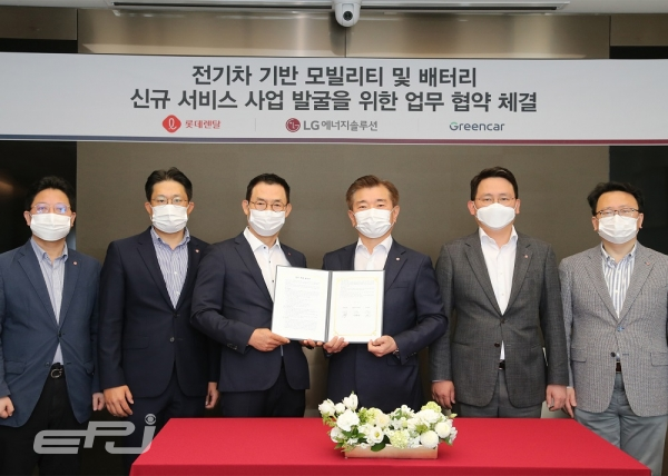 LG에너지솔루션과 롯데렌탈이 4월 30일 30일 서울 여의도 파크원에서 전기차 기반 모빌리티 및 배터리 신규 서비스 사업 발굴을 위한 업무협약을 체결했다.