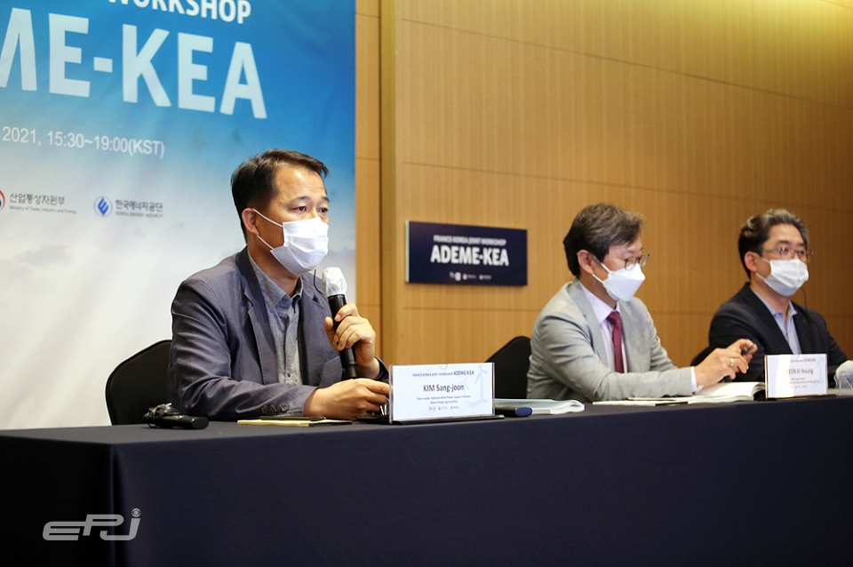 한국에너지공단은 6월 30일 프랑스 환경에너지관리청(ADEME)과 ‘한-불 해상풍력 공동워크숍’을 온라인으로 개최했다. 김상준 에너지공단 팀장(왼쪽 첫 번째)이 국내 해상풍력 현황을 설명하고 있다.