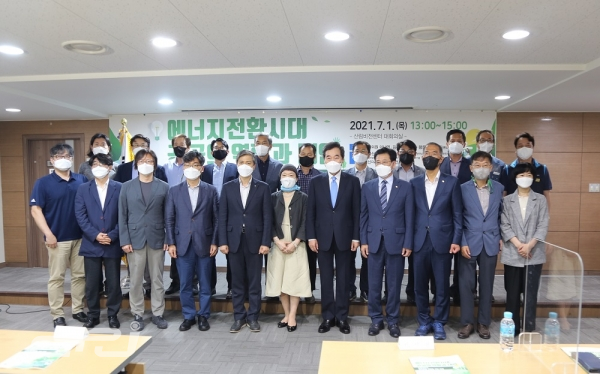 전력산업정책연대는 7월 1일 서울 산림비전센터 대회의실에서 ‘에너지 전환시대 공공의 역할과 대안’을 주제로 토론회를 개최했다.