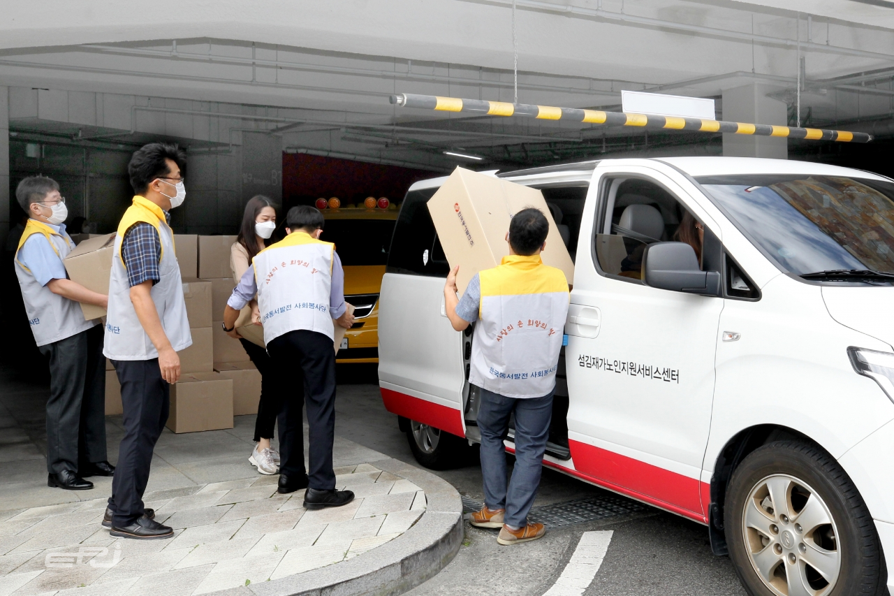 한국동서발전 직원들이 새활용 물품 159점을 지역 복지시설에 전달하는 모습