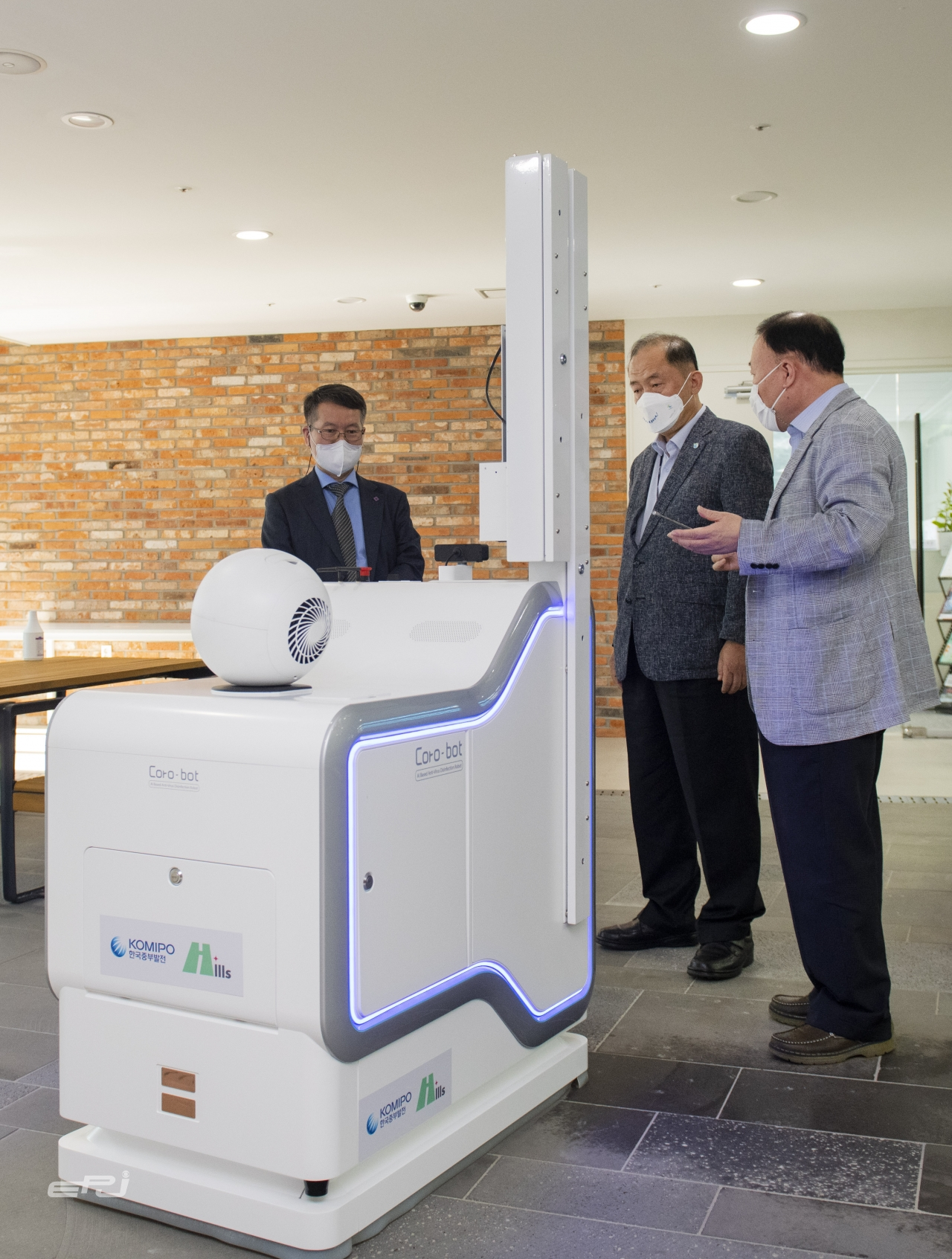 김호빈 한국중부발전 사장(가운데)이 힐스엔지니어링과 공동으로 개발 중인 ‘발전소 방역로봇’을 살펴보고 있다.