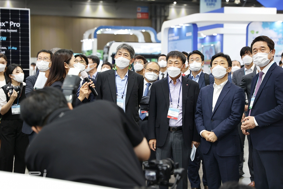 박기영 산업부 차관(오른쪽 두 번째)와 김창섭 에너지공단 이사장(오른쪽 네 번째)이 LG 부스에서 설명을 듣고 있다.