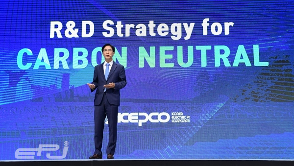 김숙철 한전 CTO(기술혁신본부장)가 탄소중립 기술개발전략에 대해 발표하고 있다.