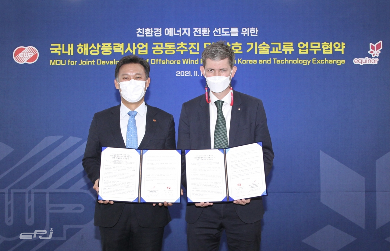 11월 17일 협약을 체결한 김영문 한국동서발전 사장(왼쪽)과 자크 에티엔 미쉘 에퀴노르 사우스코리아 대표이사(오른쪽)