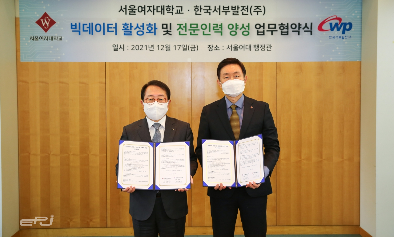 박형덕 서부발전 사장(왼쪽)과 승현우 서울여대 총장(오른쪽)이 12월 17일 업무협약 체결 후 기념촬영을 하고 있다.