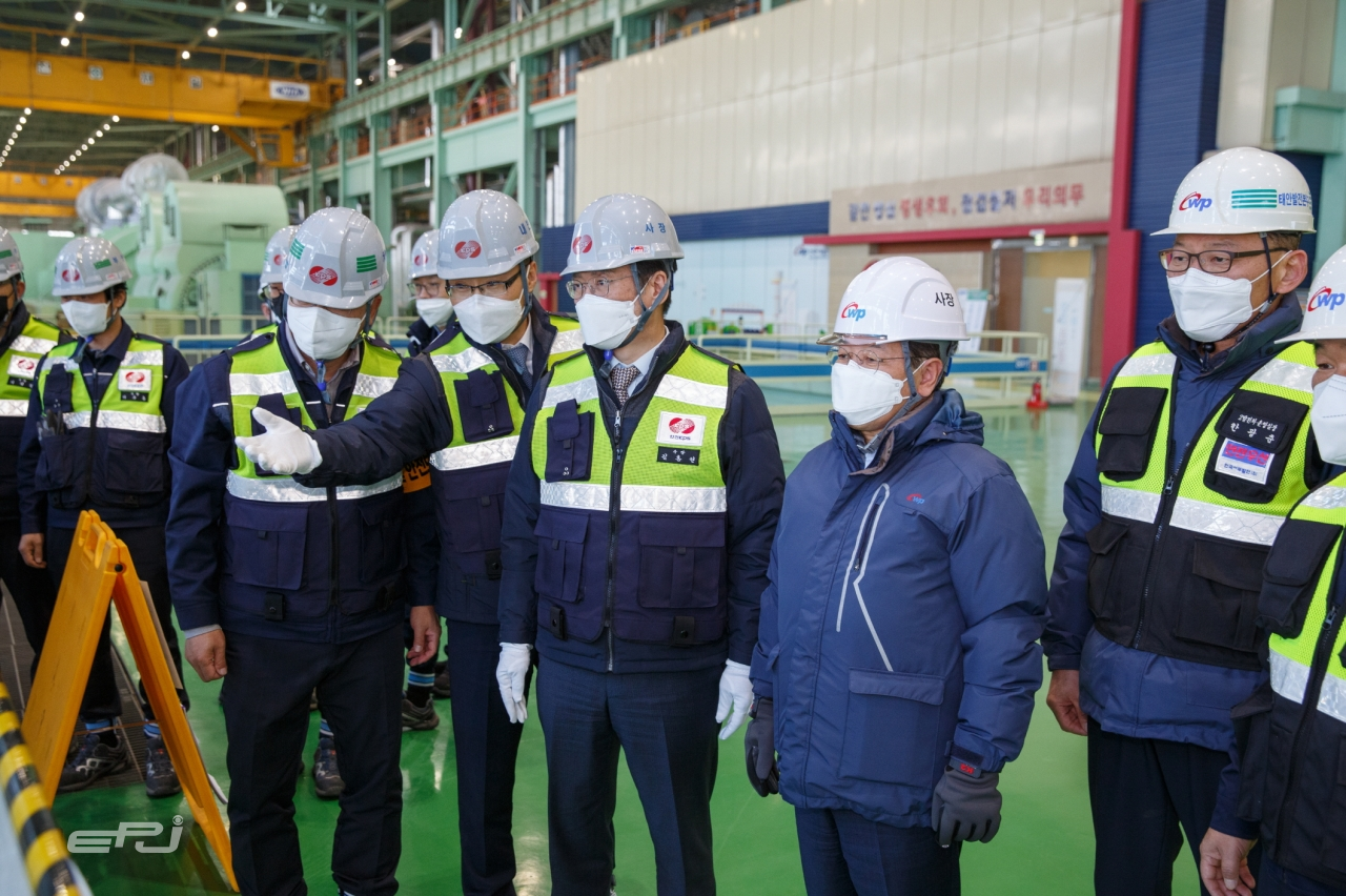 1월 17일 한국서부발전 태안발전본부에서 안전개선 사항을 확인하는 박형덕 사장(오른쪽에서 두번째)
