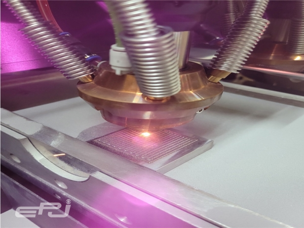 원자력연구원이 자체 개발한 3D 프린터로 수소연료전지용 금속 분리판을 제조하고 있다.