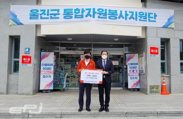 조병조 원자력환경공단 소통협력단장(오른쪽)이 김주돈 울진군 사회복지과장(왼쪽)에게 위문품을 전달하고 있다.