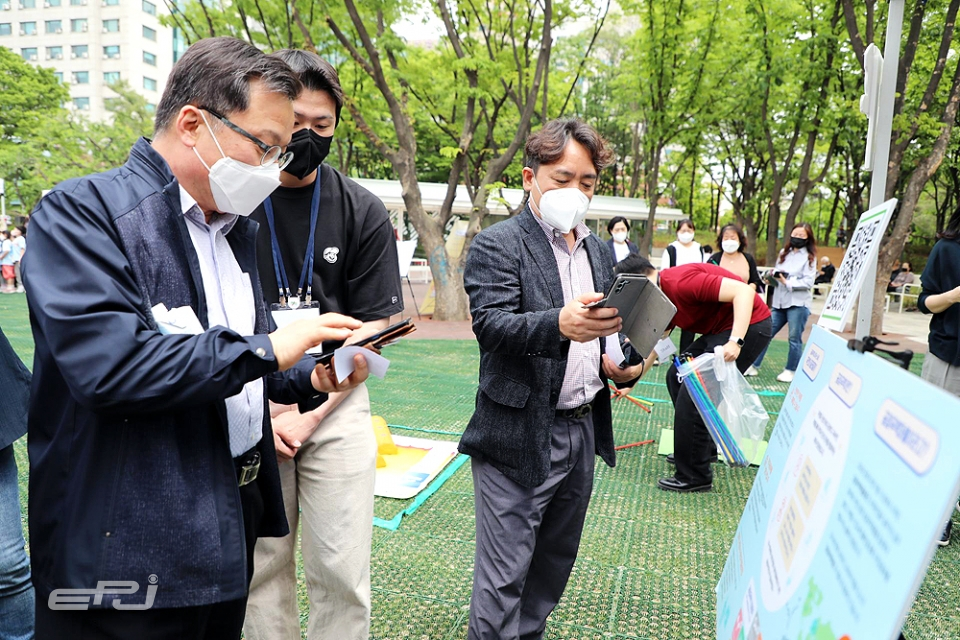 김중식 서울에너지공사 사장(왼쪽 첫 번째)과 김영남 상임감사(오른쪽)가 공정무역 캠페인에 참여하고 있다.