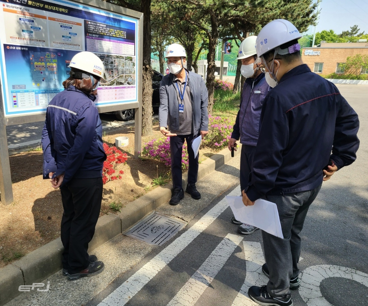 안전 담당자들이 한국서부발전 서인천발전본부에서 배수 건전성을 확인하는 모습