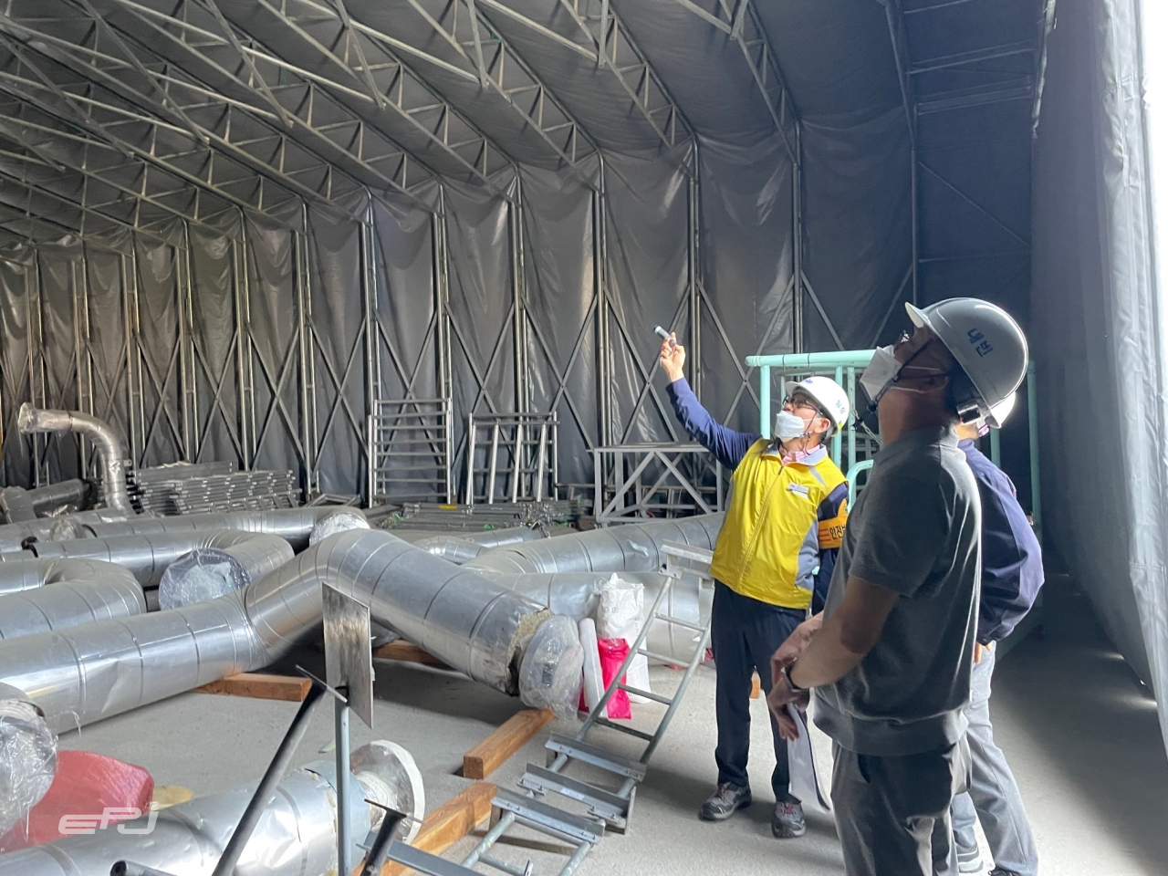 한국서부발전 군산발전본부에 있는 간이자재창고서 구조물 건전성을 점검하는 안전 담당자