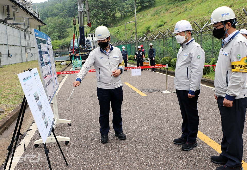 김회천 남동발전 사장(오른쪽 두 번째)이 여수발전본부를 방문해 현장 안전관리 현황을 점검하고 있다.