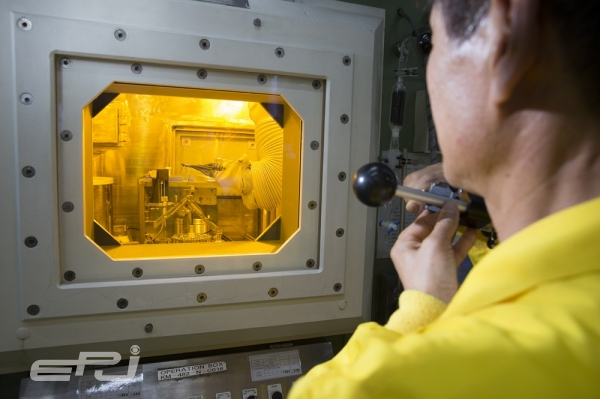 원자력연구원 방사성동위원소 생산 시설에서 ‘루테튬-177’을 제조하고 있다.