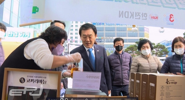 김장현 한전KDN 사장(가운데)이 한전KDN 상생마켓에 참여, 사회적경제기업의 상품 설명을 듣고 있다.