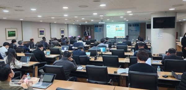 서울 여의도 산림비전센터에서 11월 23일 ‘바람직한 태양광 재활용 제도 토론회가 열렸다.