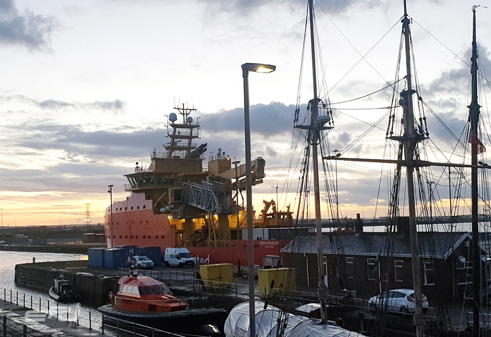 오스테드가 그림스비 항구를 거점으로 인근 해상풍력단지 운영·관리에 사용하고 있는 전용 유지보수선 모습