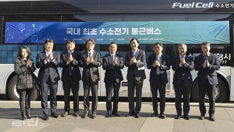 2월 22일 열린 ‘2023 인천 액화수소 포럼’에 앞서 참석자들이 국내 최초 수소전기 통근버스 앞에서 기념촬영을 하고 있다.