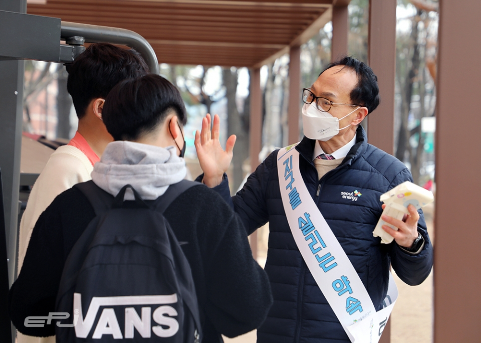이창준 서울에너지공사 집단에너지본부장이 학생들에게 난방효율 개선 실천방법을 설명하고 있다.