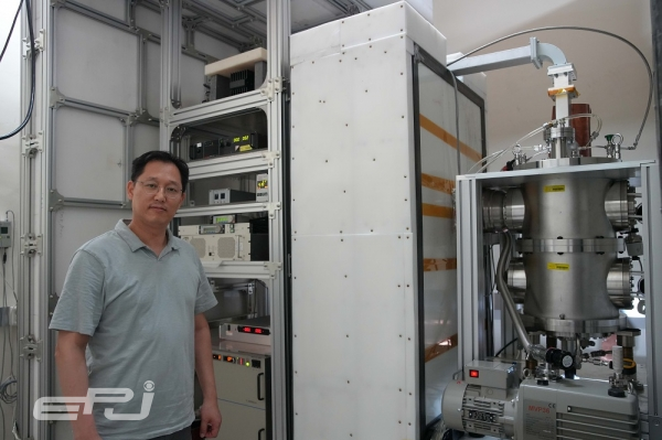 김선호 원자력연구원 핵물리응용연구부 책임연구원이 연구원에서 개발한 중성자 발생장치를 배경으로 기념촬영하고 있다.