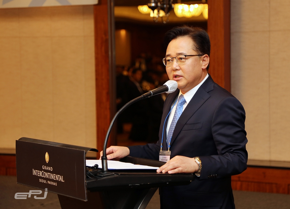 한국풍력산업협회 제6대 회장에 선임된 박경일 SK에코플랜트 대표이사가 4월 21일 열린 정기총회에서 취임사를 하고 있다.