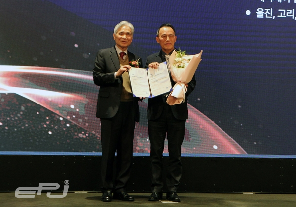 김장섭 KSR인증원 회장(왼쪽)이 씨앤아이 대표에게 ISO19443 인증서를 수여하며 기념촬영을 하고 있다.