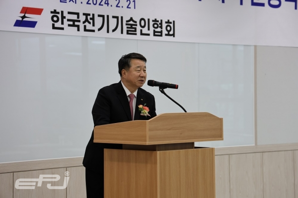 김선복 전기기술인협회장이 기념사를 하고 있다.
