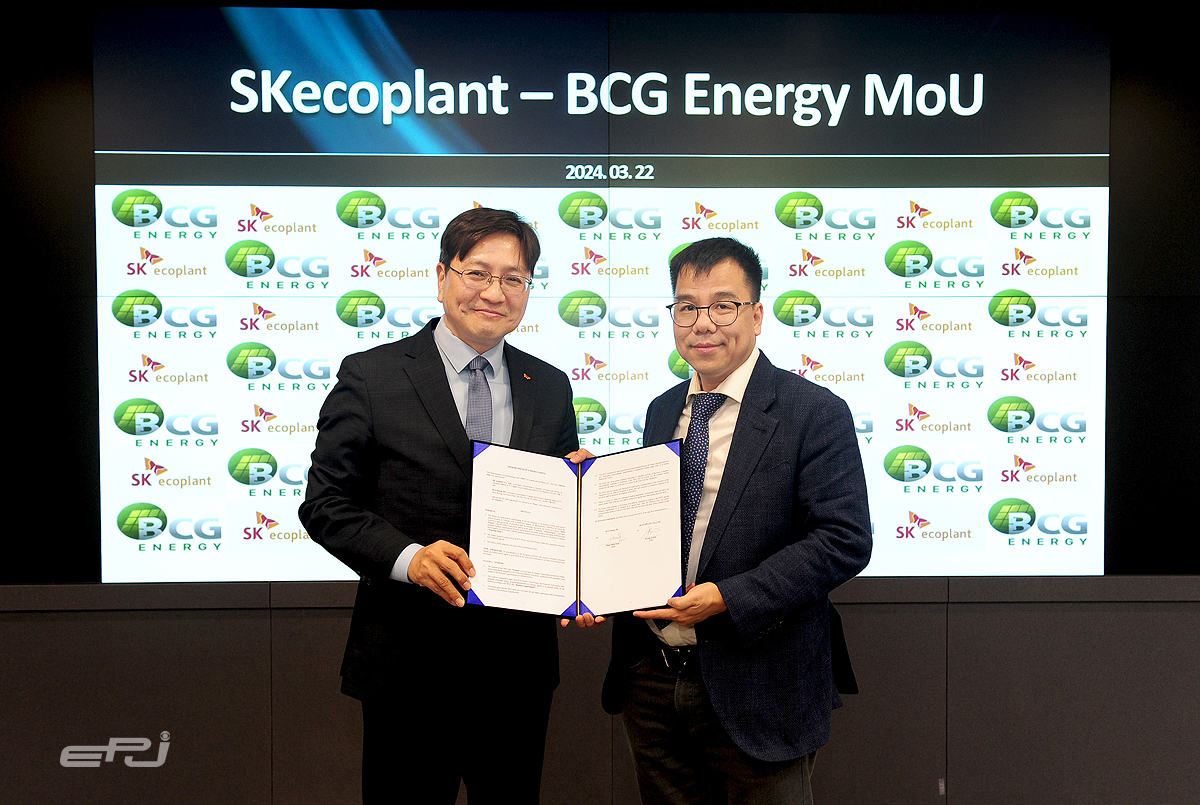 김정훈 SK에코플랜트 솔루션 BU 대표(왼쪽)와 팜 민 뚜언 BCGE 사장이 베트남 재생에너지사업 공동개발을 위한 업무협약 체결 후 기념촬영을 하고 있다.
