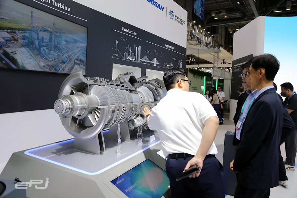 A Doosan Energy exibiu um modelo em sexta escala de uma turbina de hidrogênio real.